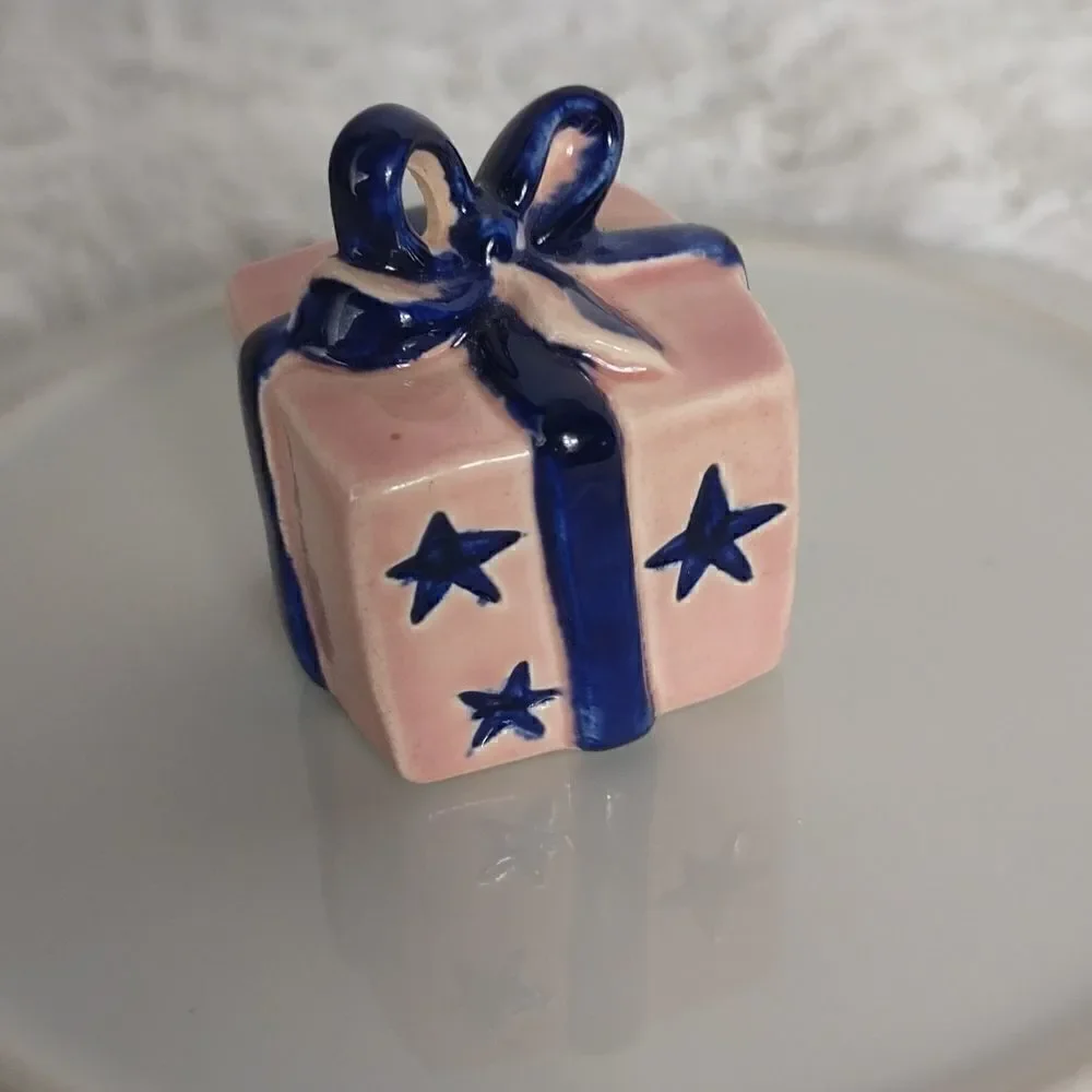 Goebel Porcelain Miniature Gift Box - Picture 5 of 5